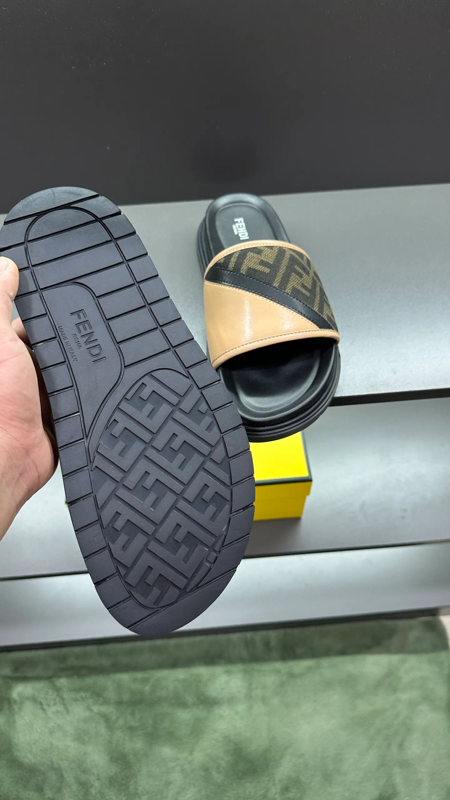 P300 [Fendi Slippers] High-end men's shoes brand, official website 1:1 latest masterpiece: original mold customization, fabrics made of imported original materials, upgraded outsole, lighter and non-slip. The market's top quality, simple yet tasteful, a must-have for fashionistas, fashionable at your feet, full of confidence, the same style at the counter 👍The season of summer slippers is here. Code: 38-45, 46 order